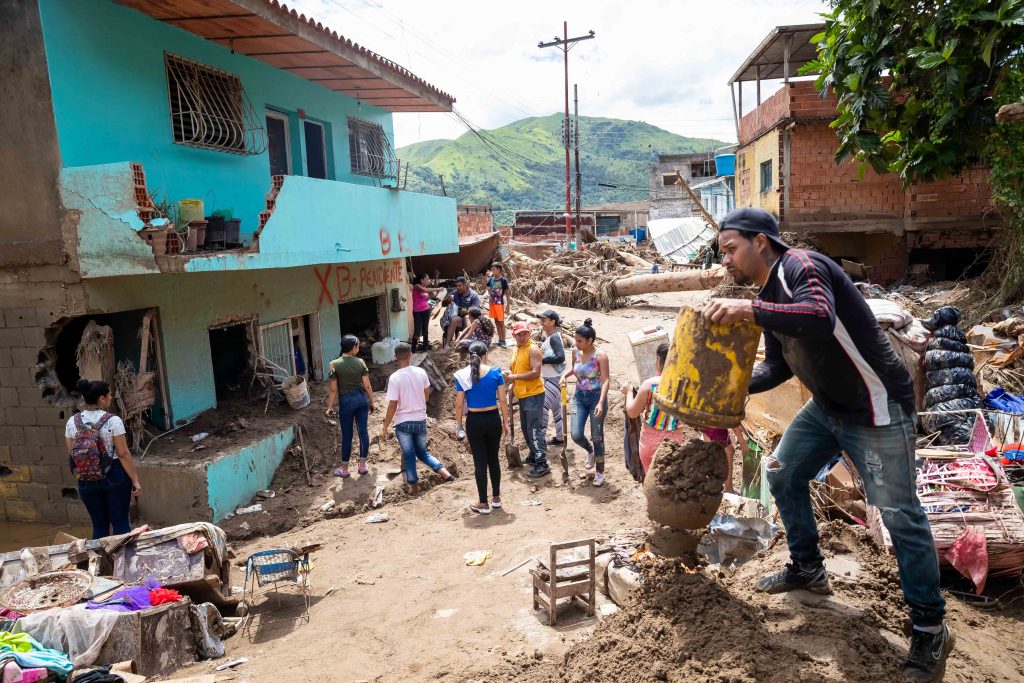 Aragua en Venezuela, en medio de lodo y los escombros. /FOTO: EFE
