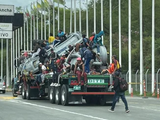 Una decena de jóvenes viajaron pegados en un planchón. Aunque en un principio se habló de un atraco masivo, la Policía desmintió esta versión.