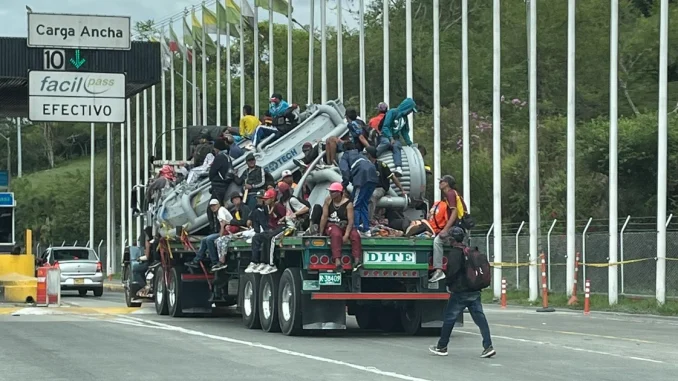 Una decena de jóvenes viajaron pegados en un planchón. Aunque en un principio se habló de un atraco masivo, la Policía desmintió esta versión.