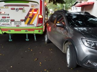 En choques como este los conductores están obligados a retirar los carros.