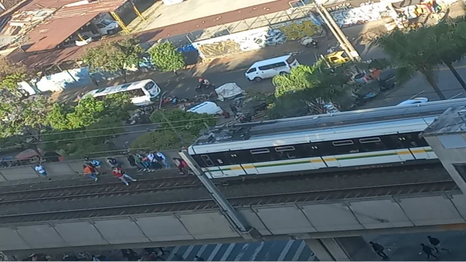 Los usuarios se bajaron a la vía sin autorización y tuvieron que ser evacuados