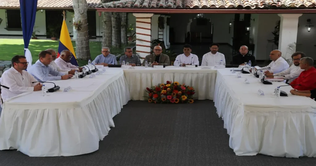 Delegaciones del gobierno y el ELN se reunieron a principios de octubre para anunciar el reinicio de los diálogos. 
