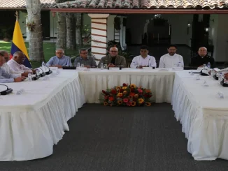 Delegaciones del gobierno y el ELN se reunieron a principios de octubre para anunciar el reinicio de los diálogos.