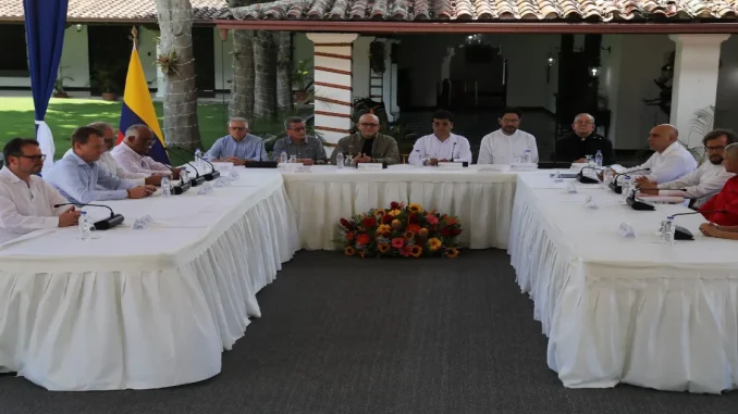 Delegaciones del gobierno y el ELN se reunieron a principios de octubre para anunciar el reinicio de los diálogos.