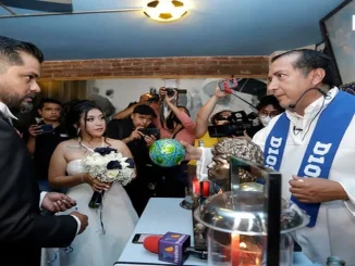 El sacerdote, al que también se le llama Director Técnico, los bendijo en nombre de D10S
