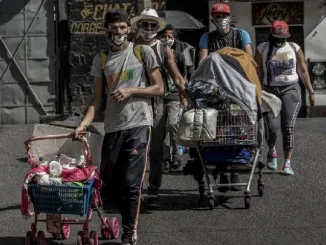 Miles de migrantes venezolanos están varados en Medellín y Necoclí mientras esperan comenzar la travesía hasta EE.UU
