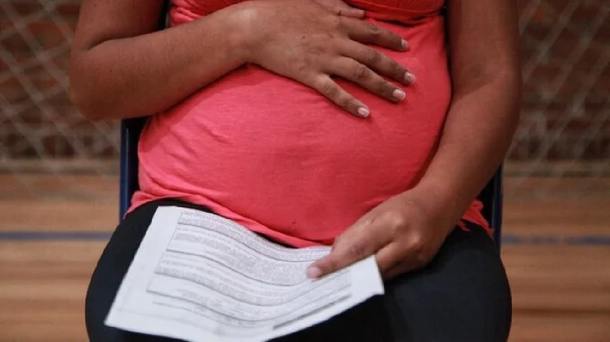 Las mujeres en embarazo están protegidas por la ley para no perder su trabajo, sin importar su tipo de contrato.