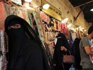 En Catar se combinan fuertes tradiciones religiosas con una creciente industria turística que los empuja a modernizarse.