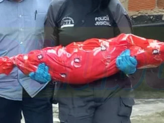El niño murió en su casa.
