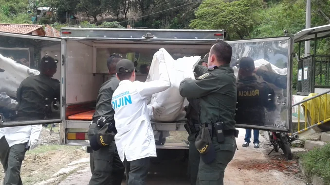 Autoridades investigan si el crimen ocurrió por un cable de parabólica.