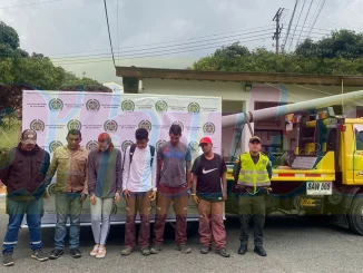 Estas personas fueron capturadas por hurto de postes.