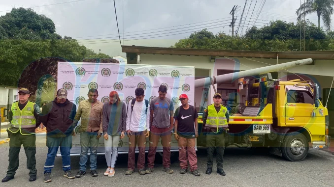 Estas personas fueron capturadas por hurto de postes.