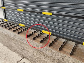Rejas con chuzos en locales comerciales.