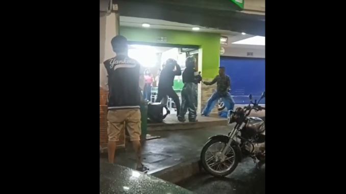La riña en Bulerías fue protagonizada por dos sujetos al frente de un local de comidas.