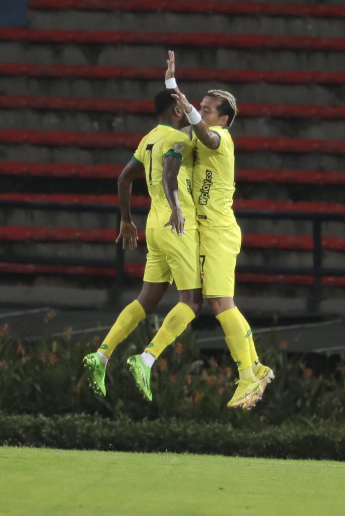 Los jugadores del Rojo la tuvieron peluda con Dayro.