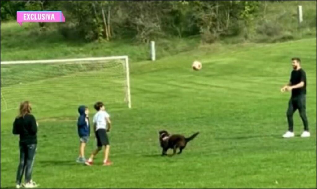 Clara Chía con los hijos de Shakira y Piqué. 
