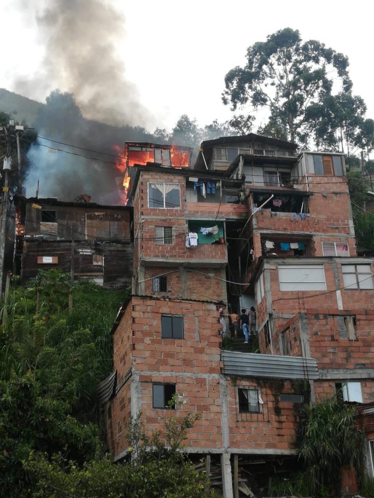 Incendio en barrio Santa Rita de Bello