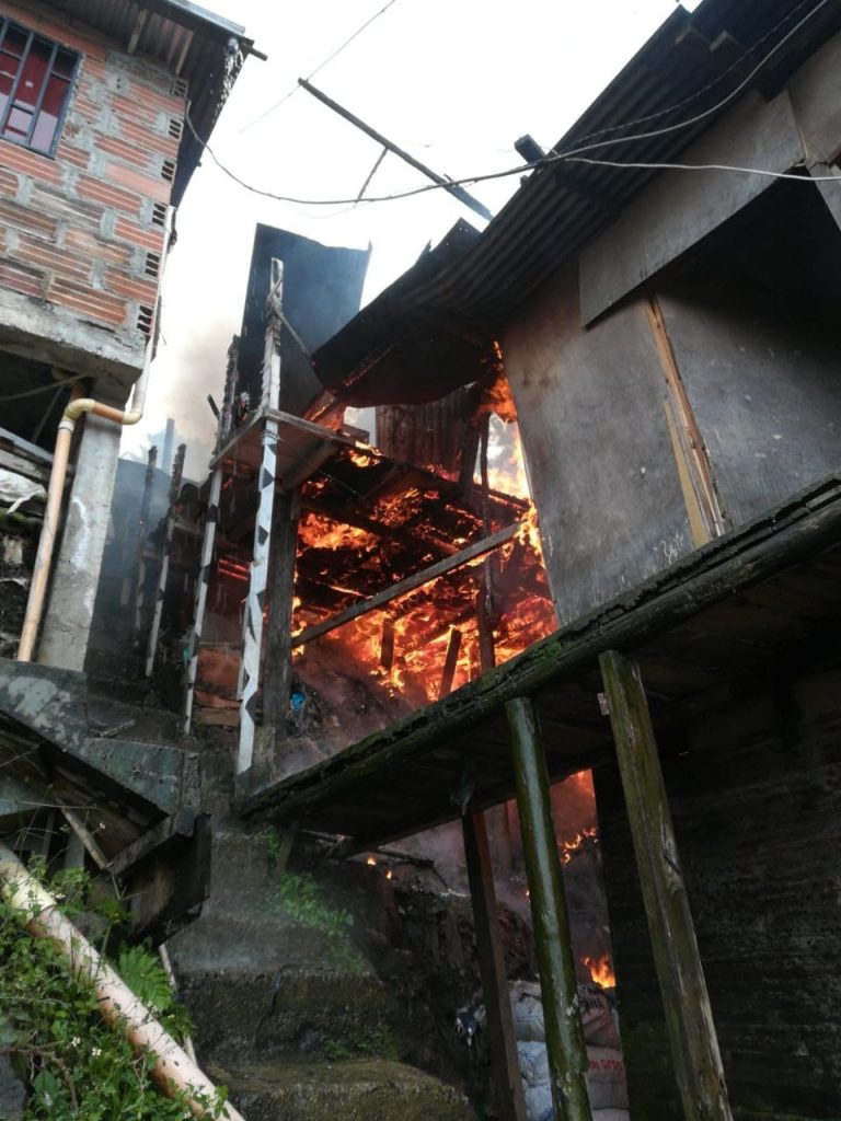 Incendio en barrio Santa Rita de Bello