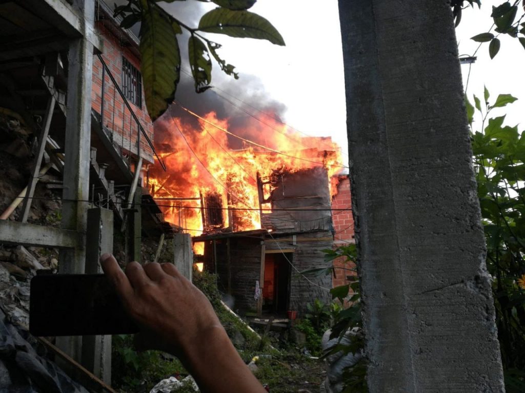 Incendio en barrio Santa Rita de Bello