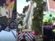 Hincha del Nacional se montó hasta el tablero electrónico para ver el partido