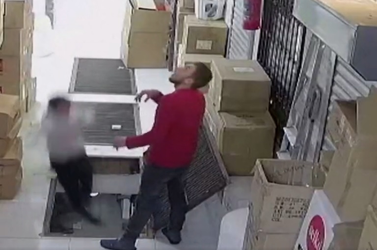 Joven se cayó a un hueco por estar pegado del celular 