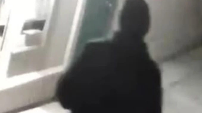 El hombre ataca en la madrugada, y anda vestido de negro.