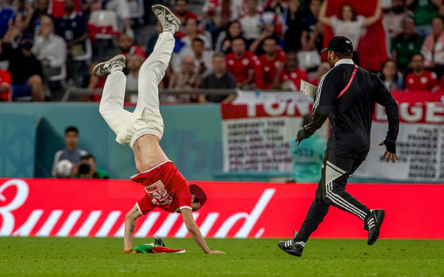 Un aficionado tunecino se convirtió en el segundo hincha en invadir una de las canchas de Qatar. / FOTOS: JUAN ANTONIO SÁNCHEZ.