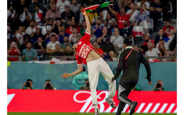 Un aficionado tunecino se convirtió en el segundo hincha en invadir una de las canchas de Qatar. / FOTOS: JUAN ANTONIO SÁNCHEZ.