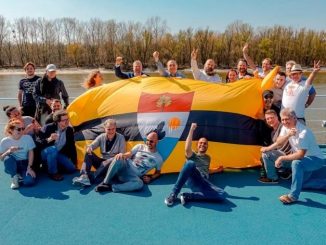 Posando con la bandera de Liberland.