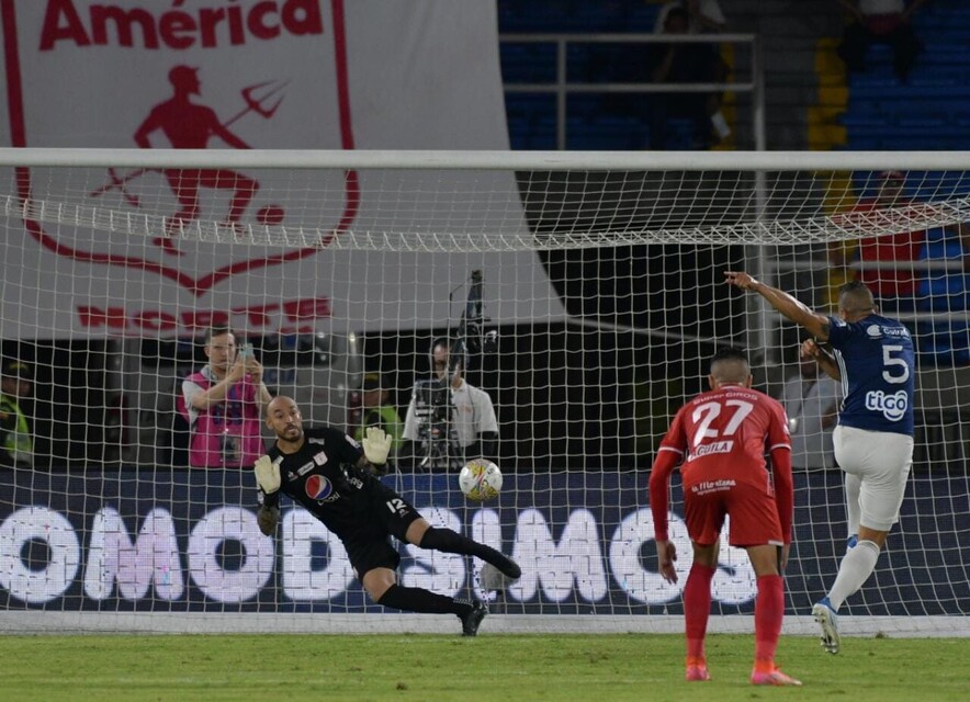 Andrés Cadavid vence al arquero Diego Novoa desde el punto penal. / FOTO: COLPRENSA.