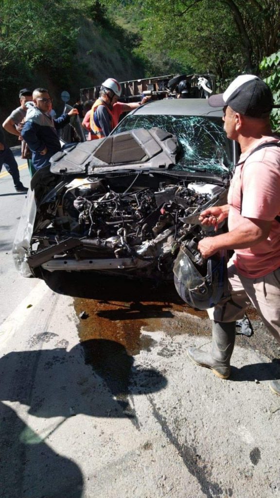 Tanto el camión como el carro sufrieron daños.
