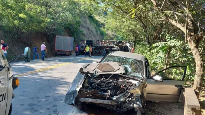 Choque da camión y carro dejó 2 heridos.