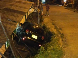 El conductor del carro perdió el control y terminó en una casa.