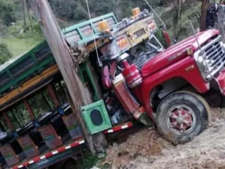 La chiva terminó por fuera de la vía.