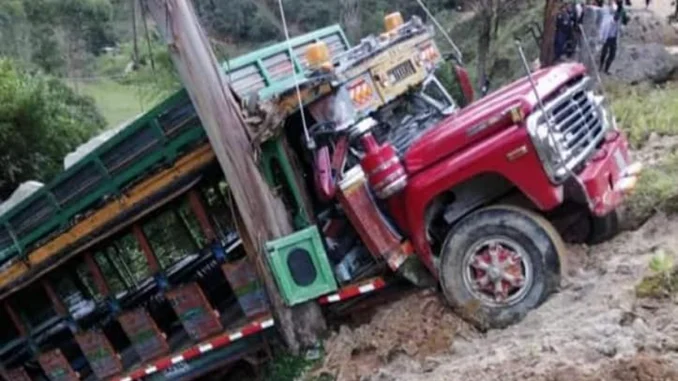 La chiva terminó por fuera de la vía.