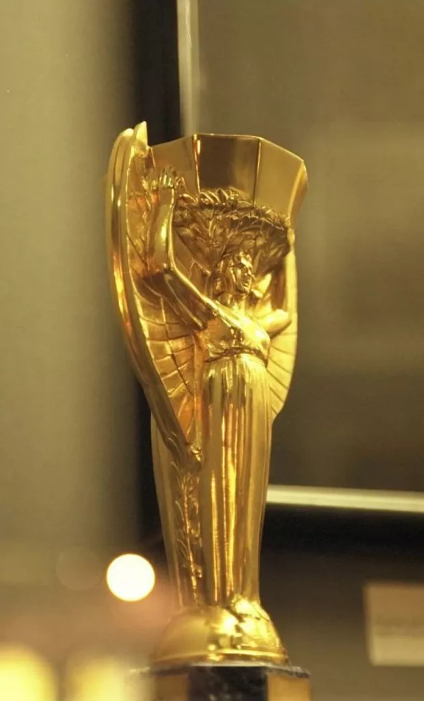 Este es el primer trofeo.