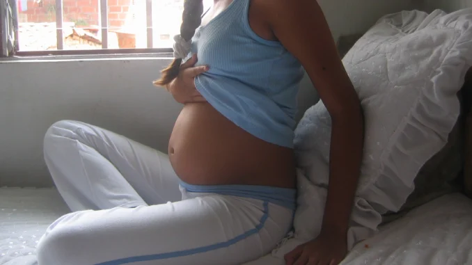 Mujer fingió embarazo.