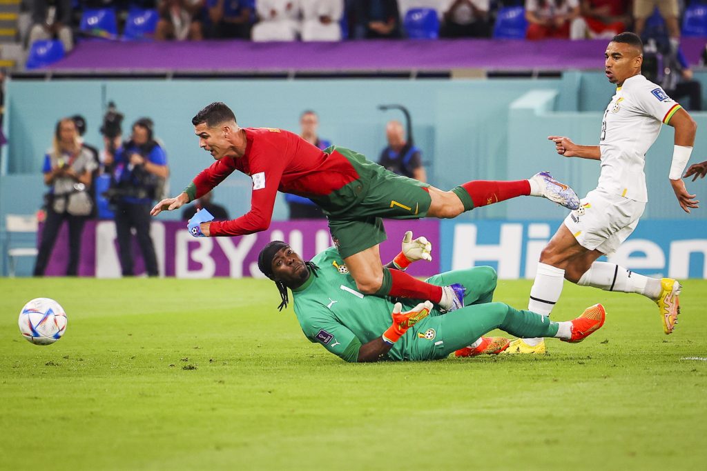 Momento del penal sobre Cristiano Ronaldo. / FOTO: EFE. 