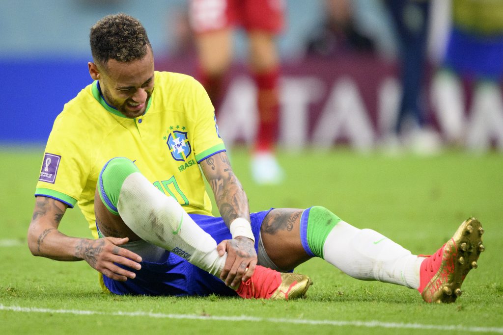 Neymar, delantero de Brasil, no terminó el partido por una dolencia en su tobillo. / FOTO: EFE.