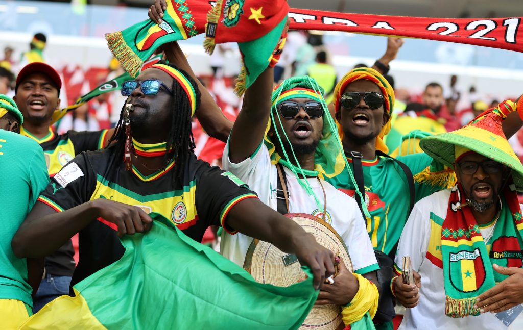 Hinchas de Senegal celebran la victoria 1-3 sobre Qatar. / FOTO: EFE. 