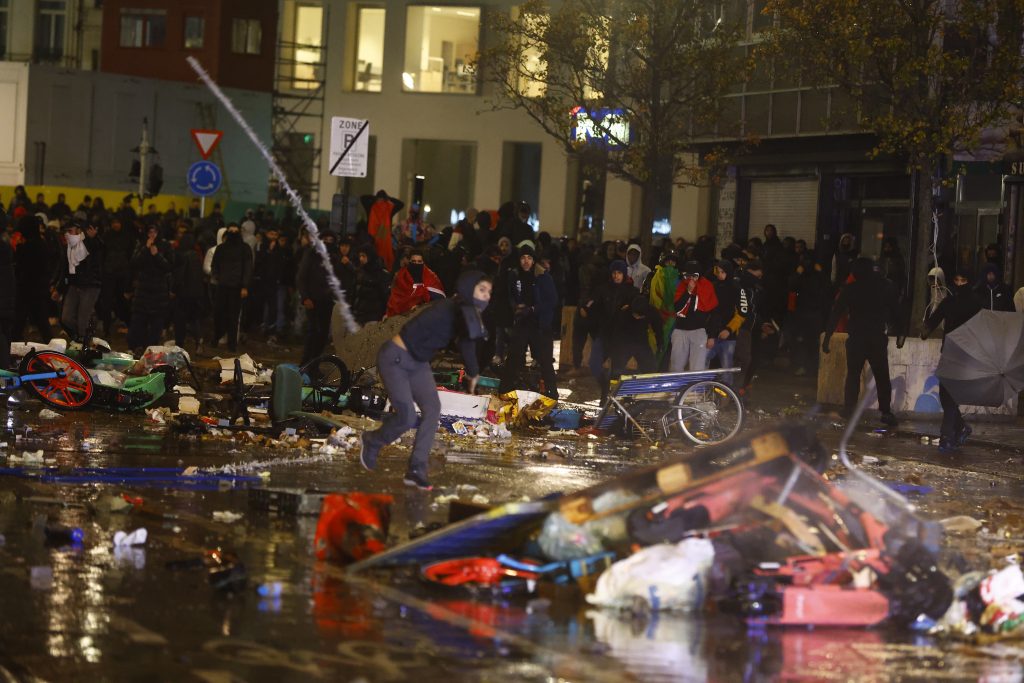 Cientos de destrozos se registraron en las calles del centro de Bruselas. / FOTOS: EFE. 