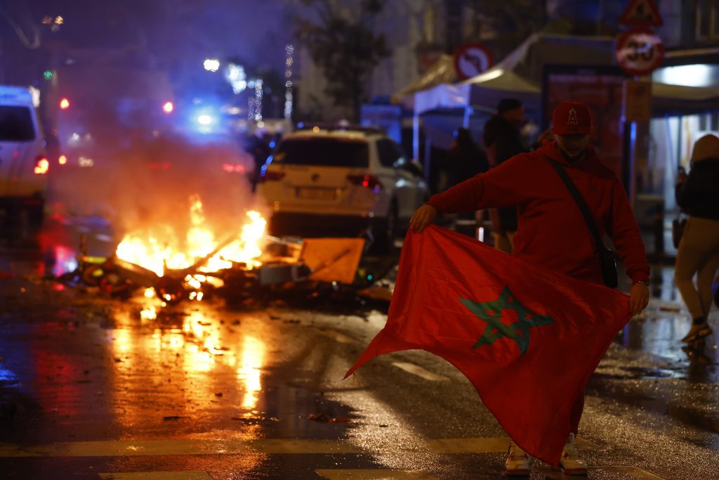 Algunos de los hinchas portaaban banderas de Marruecos. / FOTO: EFE