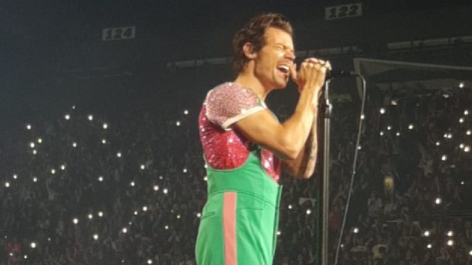 Harry Styles se presentó en Bogotá en medio del caos en el Coliseo Live.