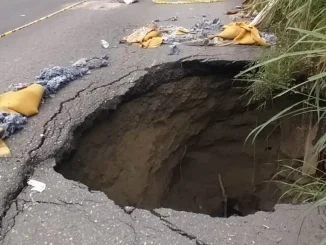El hueco tiene más de 6 metros de profundidad.