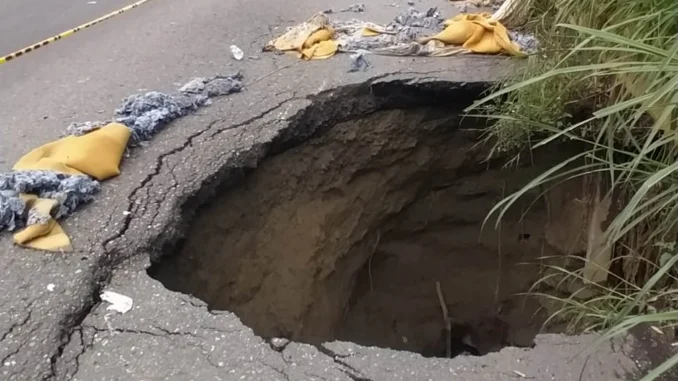 El hueco tiene más de 6 metros de profundidad.