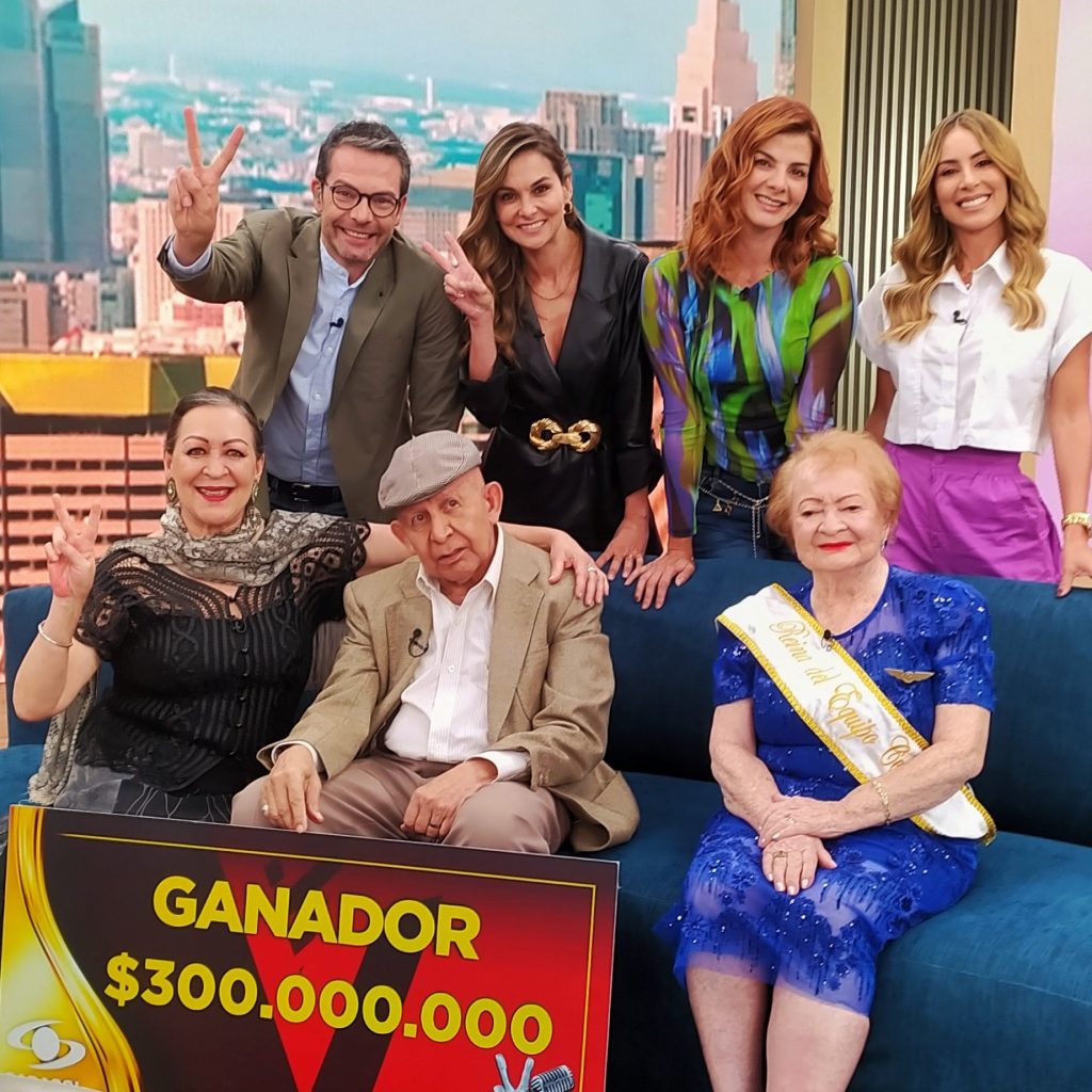 Presentadores de 'Día a Día' con el ganador de 'La Voz Senior'. /FOTO: WEB. 
