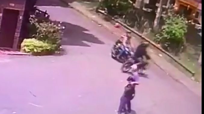 La moto en que se dirigían los presuntos asesinos se chocaron.