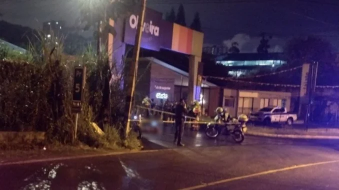 Las autoridades investigan que llevaba la víctima en el paquete.
