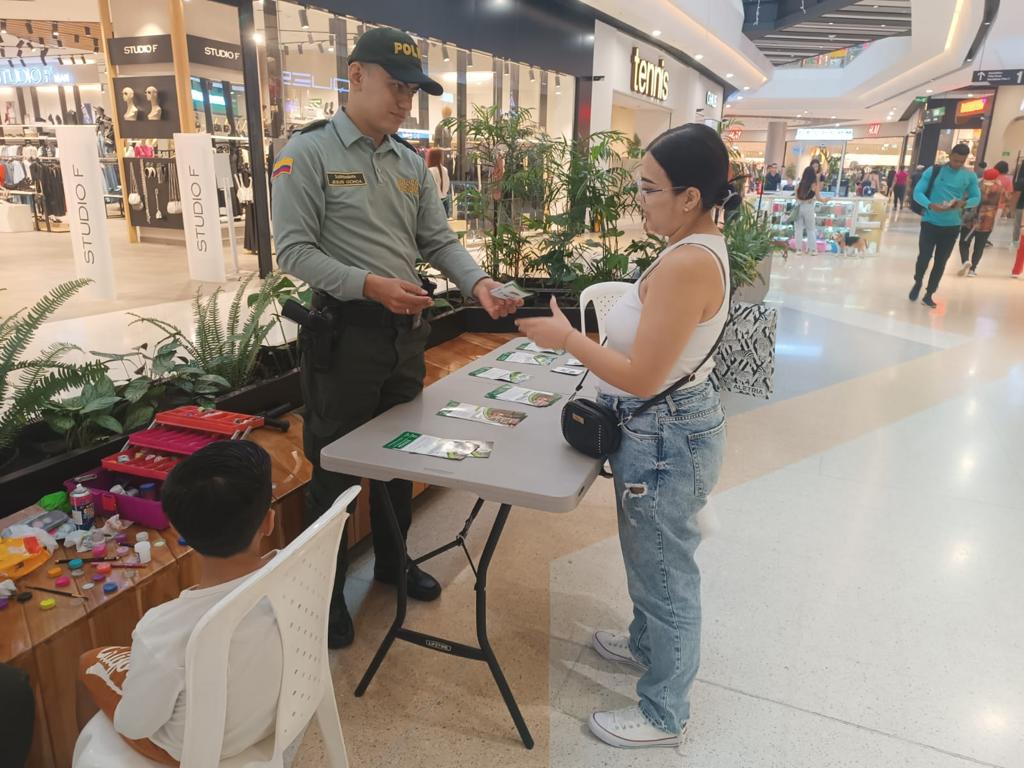 La Policía se encuentra realizando la campaña en los centros comerciales.