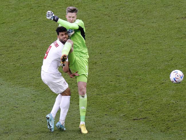 Choque entre Hennesey (der) y Medhi Taremi. / FOTO: EFE. 
